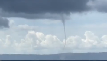 VIDEO: Dovolenkárov v chorvátskom prímorskom mestečku vystrašila vodná smršť. Prechádzala medzi ostrovmi