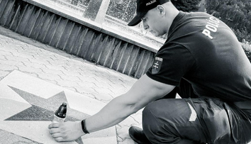 Bratislavský policajt pálil sviečku pri Fontáne pre Zuzanu. Fotka dojala tisíce ľudí