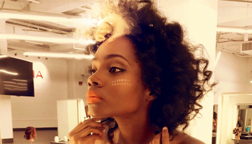 Deti ju prezývali skunk. Dnes vám z tejto modelky padne sánka