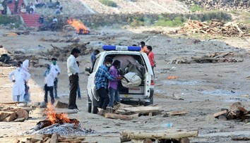Brehy Gangy lemujú desiatky vyplavených mŕtvych tiel. Zrejme ide o obete pandémie