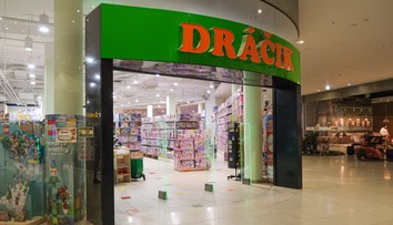 Na stránke Dráčika svieti ďalší kontroverzný komentár. Ukrajincom radí, aby sa otočili a strieľali opačným smerom