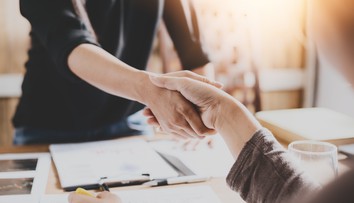 Reč tela dokáže odhaliť viac, než si myslíme. Expert prezradil, čo nám gestá prezrádzajú o ľuďoch