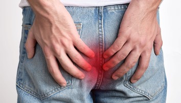 Sedíte s telefónom na toalete dlhé minúty? Riskujete tým nepríjemné ochorenie