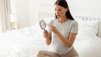 Vypadávajú vám po pôrode vlasy? Odborníčka prezradila, kedy je čas spozornieť