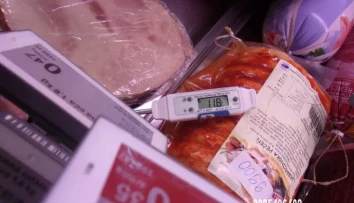 FOTO: Špina, námraza aj pokazené potraviny. Kontroly odhalili zarážajúce podmienky v obchodoch