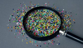 Mikroplasty sa nachádzajú vo vzduchu, vode aj jedle. Odborník radí, ako sa im čo najviac vyhnúť