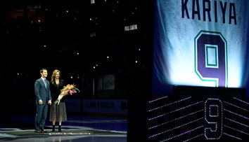 VIDEO: Legenda Anaheimu Paul Kariya sa dočkala vyvesenia dresu pod strop haly