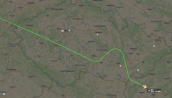 Lietadlo s Trumpom sa cestou do Indie oblúkom vyhlo českému mestu. Internet zaplavili vtipy