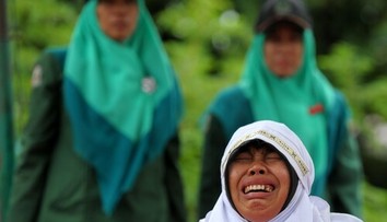 Žena stála príliš blízko svojho priateľa, dostala za to deväť rán palicou