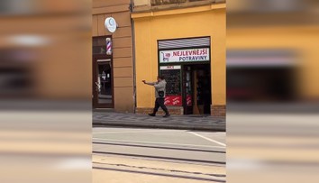 VIDEO: Ľudia len pozerali. Muž mieril pištoľou na ľudí v centre Prahy