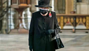 Kráľovná Alžbeta II. sa prvýkrát objavila na verejnosti v rúšku