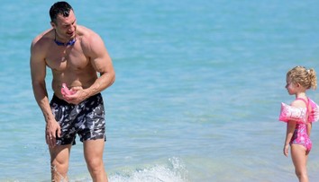 Rodina Vladimira Klička sa ocitla v ohrození života. Z horiacej jachty ich zachránili hasiči