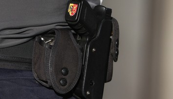 Vodič (87) si zrejme zmýlil plyn s brzdou. Výsledkom je jeden mŕtvy a tri zranené deti