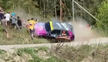 VIDEO: Centimetre od nešťastia. Pretekár nezvládol zákrutu, auto len tesne minulo dav