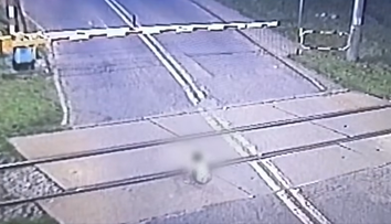 VIDEO: Dráma na priecestí v Poľsku. Chlapec sa hral na trati, keď prichádzal vlak