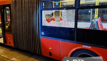 Polícia obvinila muža, ktorý po derby medzi Slovanom a Spartakom rozbil okno na autobuse MHD