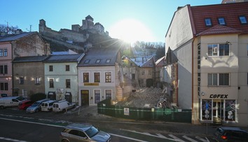 V prípade zbúrania historického domu v Trenčíne padlo obvinenie. Mužovi hrozia v prípade dokázania viny roky za mrežami