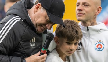 VIDEO: Rozlúčka s Weissovcami a ďalšími legendami víťazná nebola. Michalovce zdolali Slovan prvýkrát v histórii