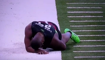 Hráč amerického futbalu tak oduševnene bežal, až roztrhal trenky a ukázal ho
