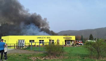 Hasiči bojovali s požiarom v žarnovickej továrni, ktorá sa zaoberá výrobou umelých kvetov