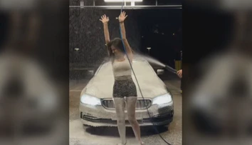Video influencera z autoumyvárne si koleduje o Darwinovu cenu. Môže sa to skončiť popáleninami či slepotou, tvrdí lekárka