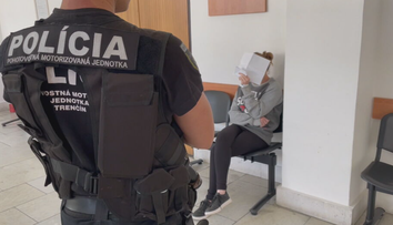 Nahlásila bombu a mobil vyhodila do Váhu. Pre paniku v bankách môže dievča stráviť roky za mrežami