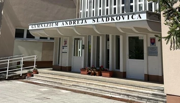 Evakuácia školy v Banskej Bystrici: Výhražný e-mail dostali ešte v utorok, nahlásili ho však až o dva dni