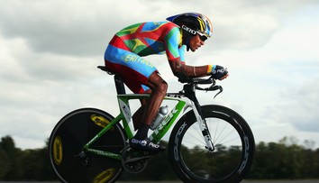 Eritrejský cyklista sa na E3 Harelbeke stratil, fanúšik ho nakŕmil a odel
