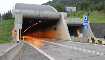 Kolaps na D1: Tunel Branisko po zrážke auta s kamiónom uzavreli