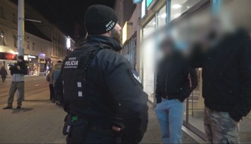 Krádeže, výtržnosti a nadránom sanitky. Strávili sme noc v centre mesta s policajnou hliadkou