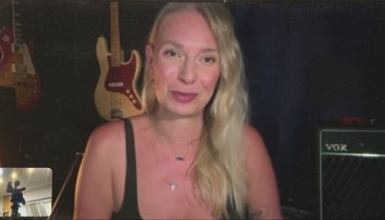 Slovenka stála za bizarnou kampaňou s Ozzym Osbourneom. Naháňal v nej frontmana Red Hot Chili Peppers