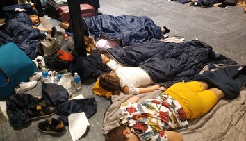 Uviaznutí gymnazisti na letisku v Tokiu spali, kde sa dalo