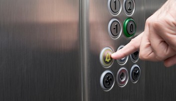 Nikto ju nepočul kričať. Žena sa zasekla vo výťahu, o pár dní ju našli mŕtvu