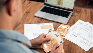 Pôvodne to malo byť už od októbra. Poslanci SNS navrhujú zrušiť transakčnú daň pre živnostníkov