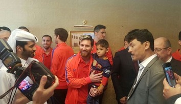 Pred rokom svet dojali fotky s jeho „igelitkovým dresom“. Teraz sa stretol s idolom