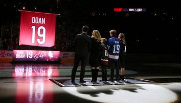 VIDEO: Arizona vyradila pod strop haly dres svojej veľkej legendy Shanea Doana. Nechýbali slzy