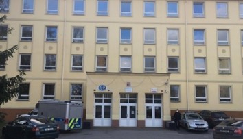 Tragédia na základnej škole v Kladne. Žiačka (†15) vypadla z okna, na mieste zomrela