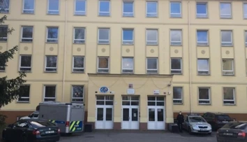 Tragédia na základnej škole v Kladne. Žiačka (†15) vypadla z okna, na mieste zomrela