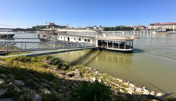 V Bratislave sa potápala loď. Pri Tyršáku zasahovali hasiči aj policajti