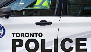 Muž v čiernej kukle spustil streľbu v krčme v Toronte. Zranil 12 ľudí a je na úteku