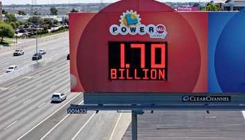 Výherca druhého najvyššieho jackpotu histórie si prevzal peniaze. Multimilionárom sa stal vďaka chybe