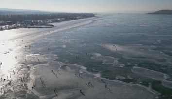VIDEO: Z letnej destinácie je obrovské klzisko. Balaton zamrzol prvýkrát za desať rokov