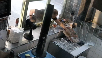 VIDEO: Muž v Prahe dopravnou značkou rozbil výklad pizzerie. Vnútri ho čakalo nepríjemné prekvapenie a odišiel hladný