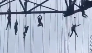 VIDEO: Desivý incident na stavbe. Robotníci zostali po zrútení lešenia visieť 140 metrov nad zemou