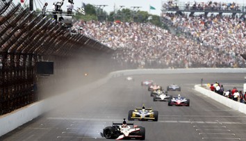 VIDEO: Fanúšička išla na preteky, kde jej neskutočná smola zničila auto. Odchádzala však s úsmevom