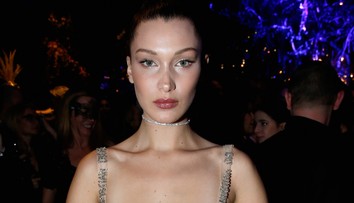 Odvážna mladučká modelka. Na bále všetkým ukázala prsia