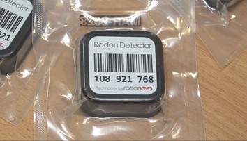 Je bez farby, zápachu a chuti, ale spôsobuje rakovinu. Plyn vzniká v pôde, odkiaľ preniká do obydlí