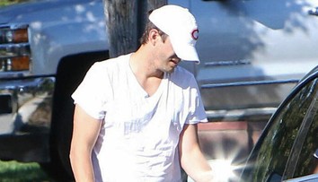 Chcelo by to opasok. Ashtonovi Kutcherovi takmer spadli nohavice