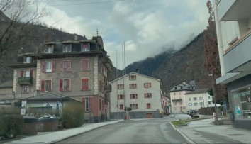 Praskajúci svah desí obec v Alpách. Obyvatelia musia byť zbalení a pripravení utiecť do 20 minút