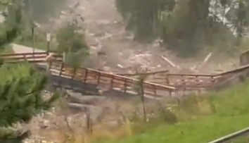 VIDEO: Skaza na rakúsko-talianskych hraniciach. Lokálna povodeň tam po búrke strhla mosty